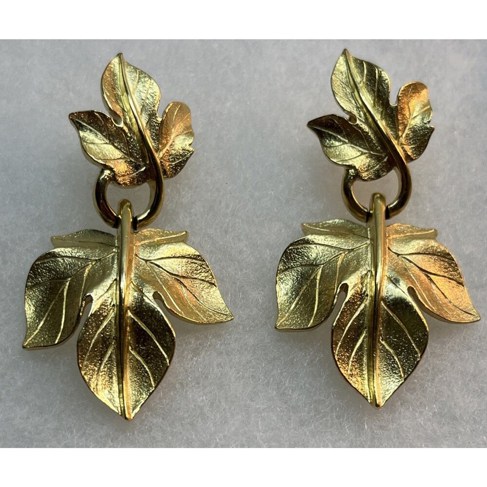 Vtg Trifari Leaf Earrings Gold Tone Dangle Textured Botanical Signed Autumn Fall
